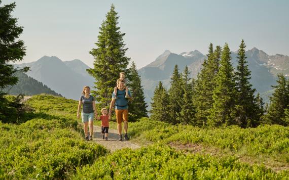 Wandern Familie Planai _001(c)Peter Burgstaller (2023-09)