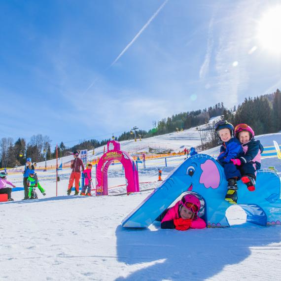 hauser-kaibling-kinder-im-wollis-kids-park-spiel-spa&szlig;-im-schnee